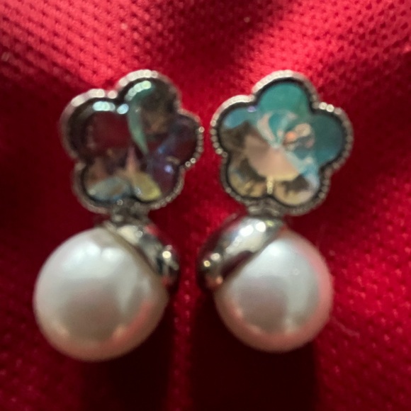 Jewelry - Iridescent Crystal & Simulated Pearl Silver Tone Dainty Pierced Earrings NWT
